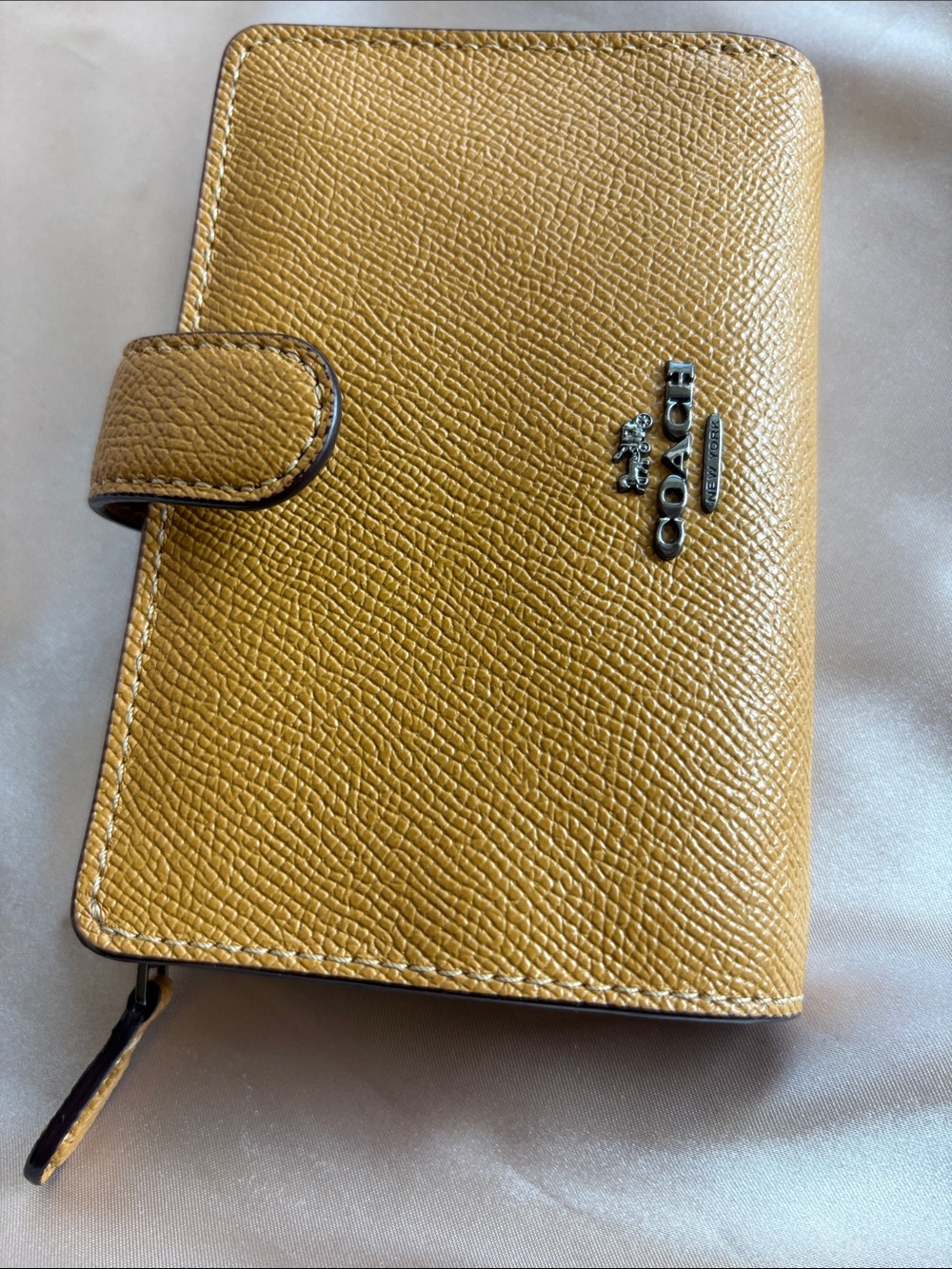 Coach NY Textured Leather Wallet With Snap Closure like new - Picture 5 of 8